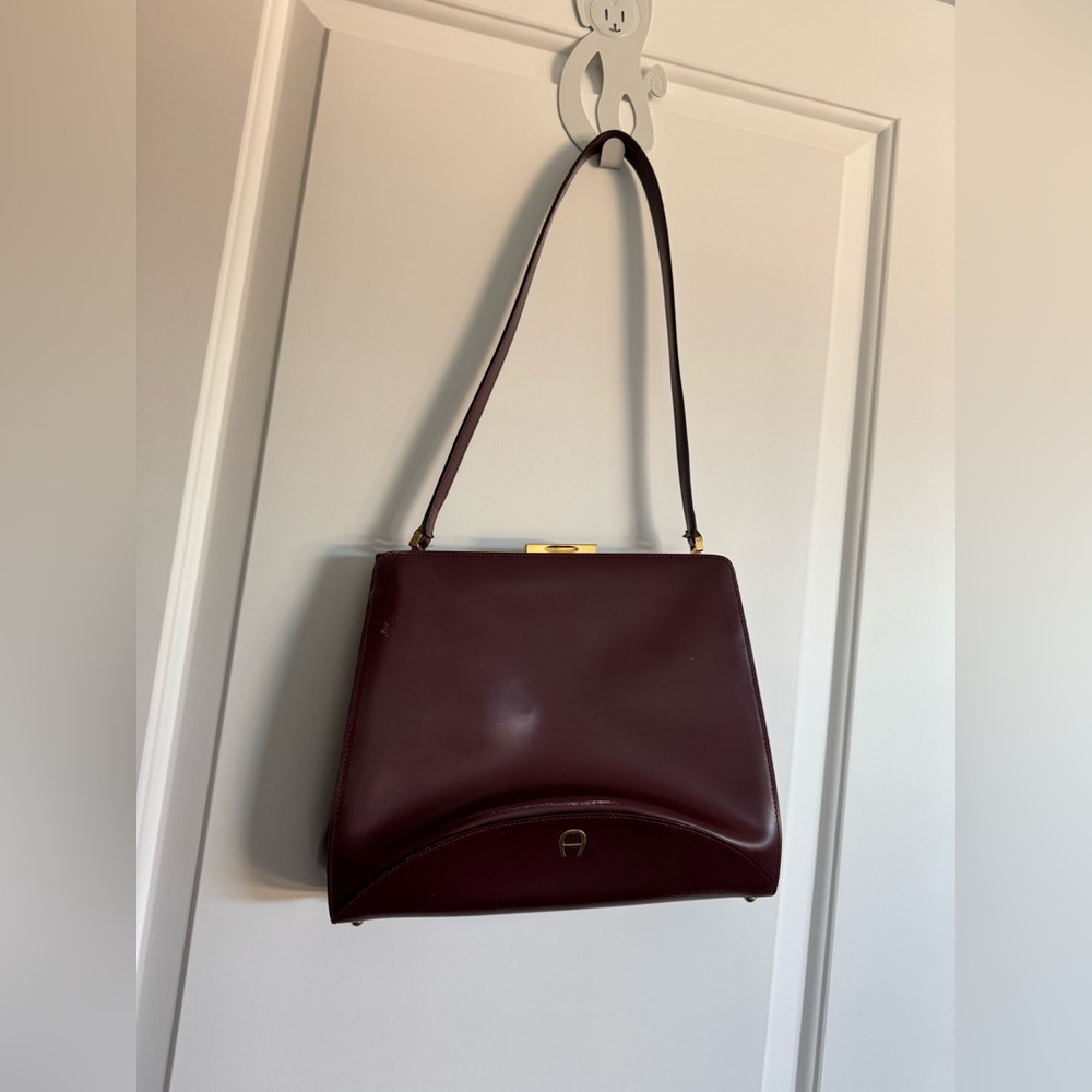 Vinatge Aigner Elegant Burgundy Leather Handbag